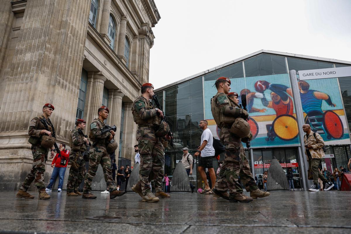 Paris (France), 26/07/2024.- French military personnel patrol outside Gare du Nord station in Paris, France, 26 July 2024. Frances high speed rail network TGV was severely disrupted on 26 July following a massive attack, according to train operator SNCF, just hours before the opening ceremony of the Paris 2024 Olympic games. French Transport Minister Patrice Vergriete condemned these criminal actions saying that they would seriously disrupt traffic until this weekend. Around 800,000 passengers are expected to be affected over the weekend. (Francia) EFE/EPA/MAST IRHAM