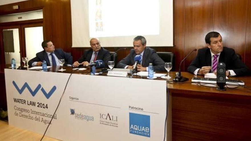 Un instante ayer en la presentación del Congreso Internacional del Derecho del Agua