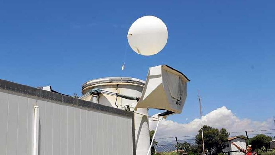 Aus der Kuppel auf dem Flughafen von Son Bonet starten jeden Tag zwei Wetterballons. Unten baumelt die Schachtel, die die Daten aufzeichnet.