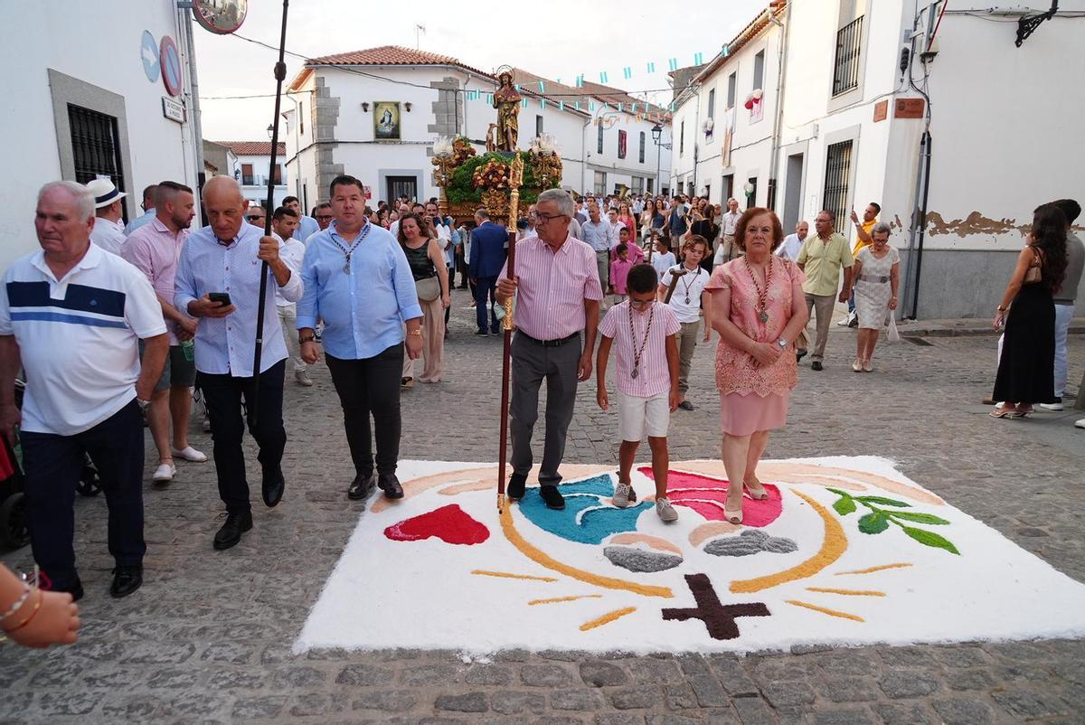 Dos Torres llena de color sus calles con las alfombras de sal por San Roque Dos Torres llena de color sus calles con las alfombras de sal por San Roque