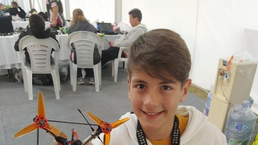 El joven campellero Erick Carratalá, con uno de los drones con los que ha competido en el Mundial.