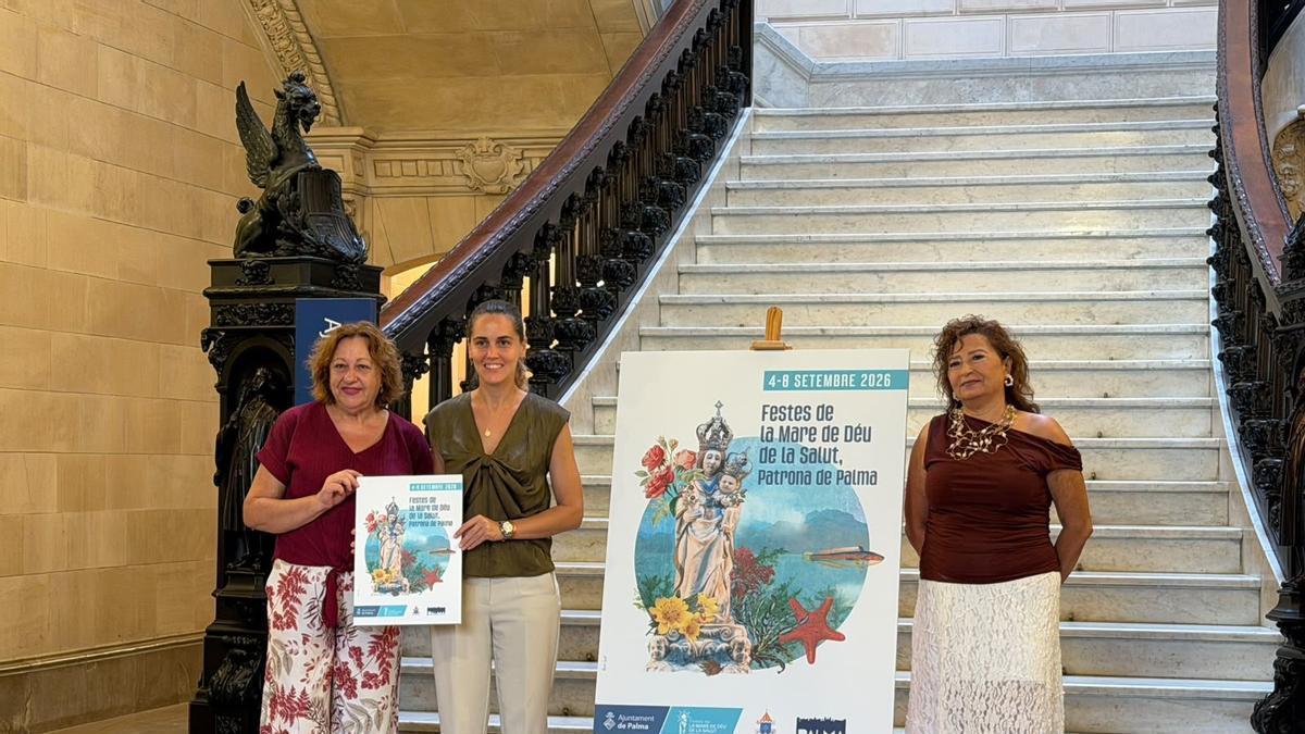 La regidora de Participación Ciudadana de Palma, Lourdes Roca, y la presidenta de la Federación de Vecinos de Palma, Mar Mesas, en la presentación del programa de las fiestas de la Patrona, en Cort.