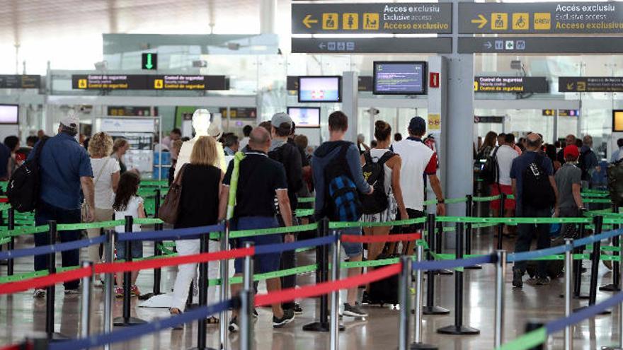 Pasajeros en el Aeropuerto de Gando