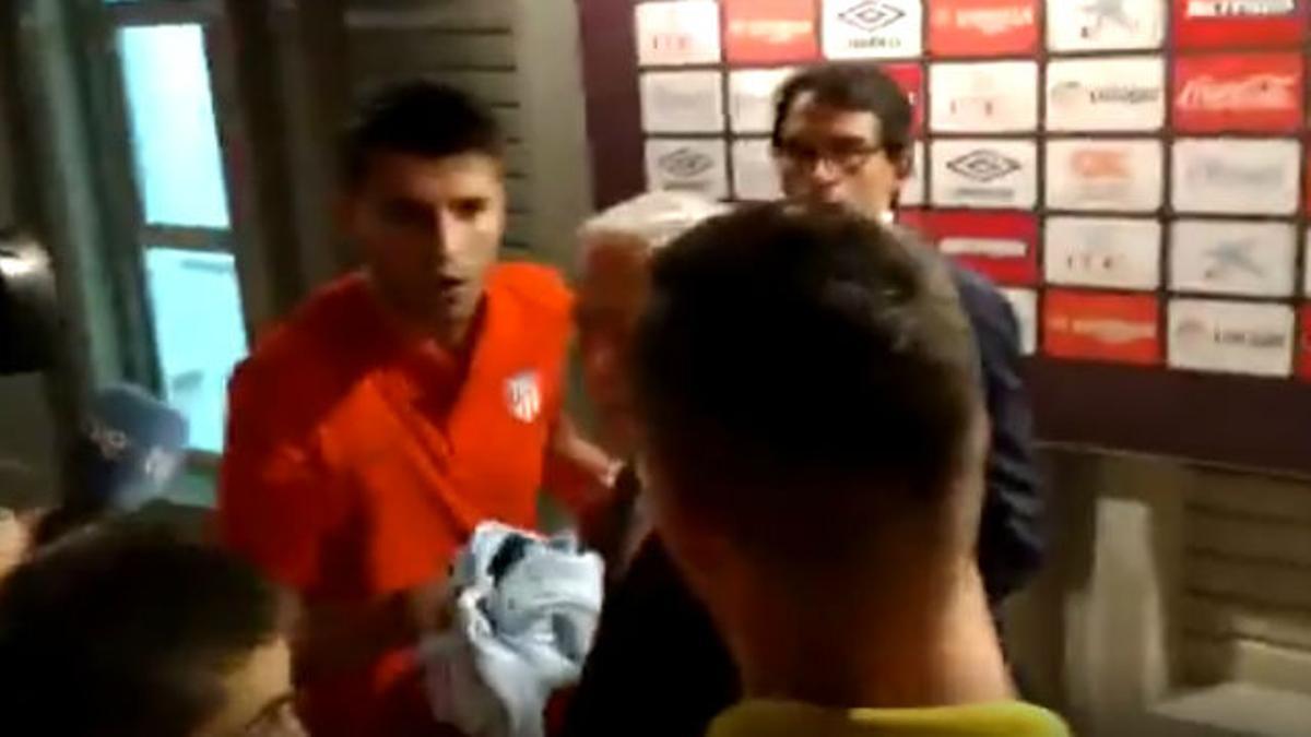 Alta tensión: Morata perdió los nervios tras ser expulsado y se encaró a un aficionado