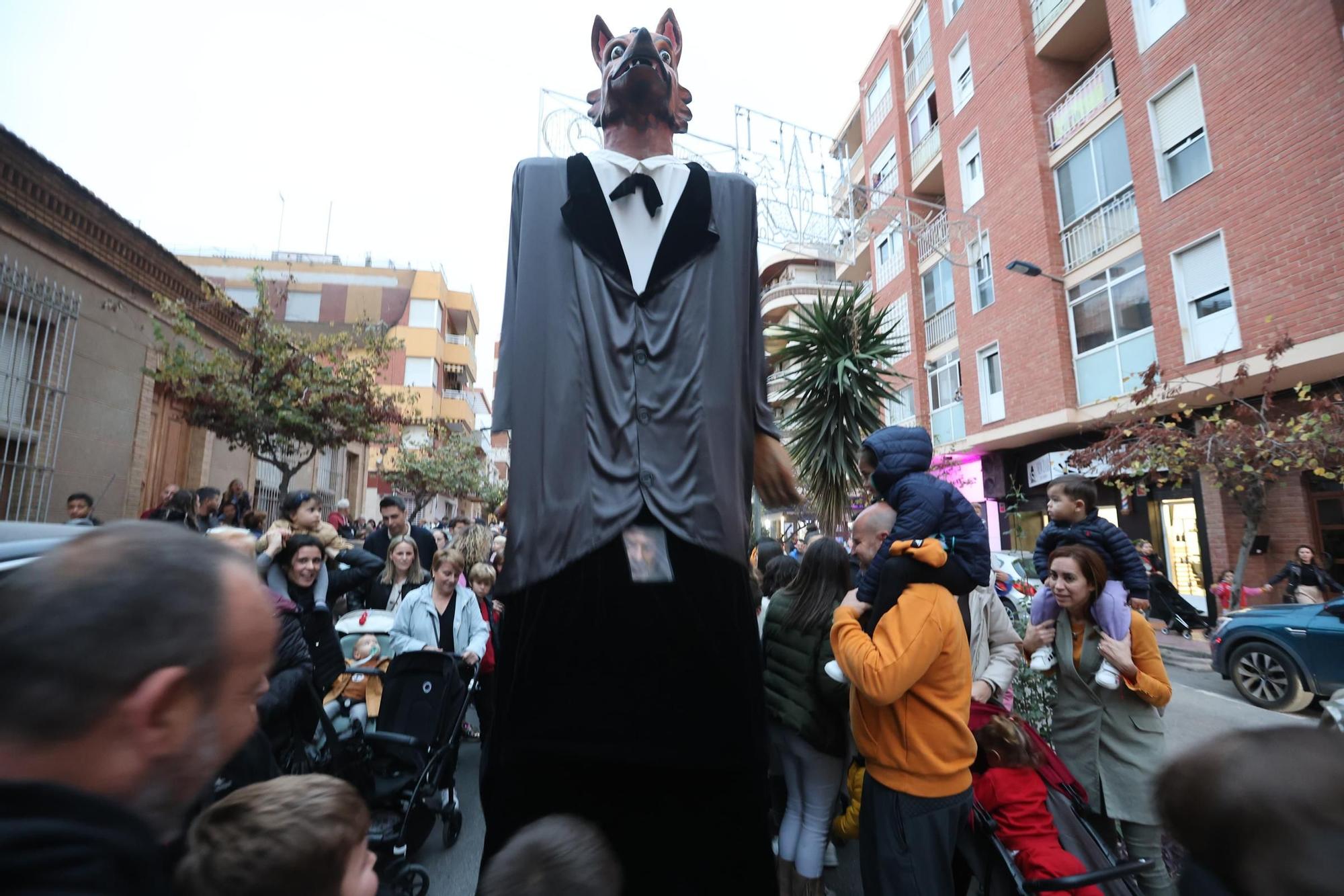 Llegan Lilí, El Lobo, El Ogro, la Serafina y el Ora Por Nobis. Es la Charamita. Es fiesta en Torrevieja