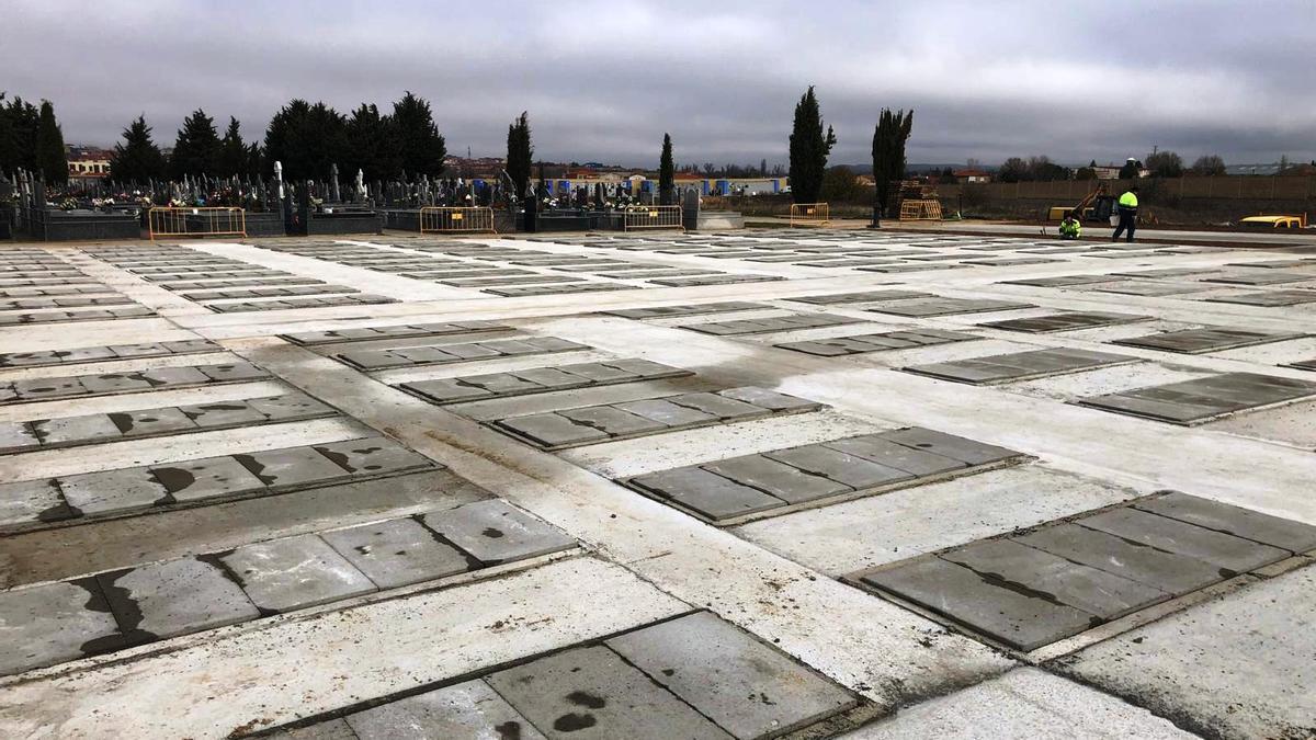 Nuevas sepulturas en el cementerio de San Atilano en Zamora capital.