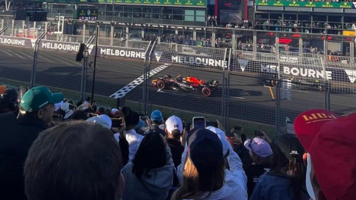 Verstappen, en la última salida relanzada, sale por delante de las líneas de posición
