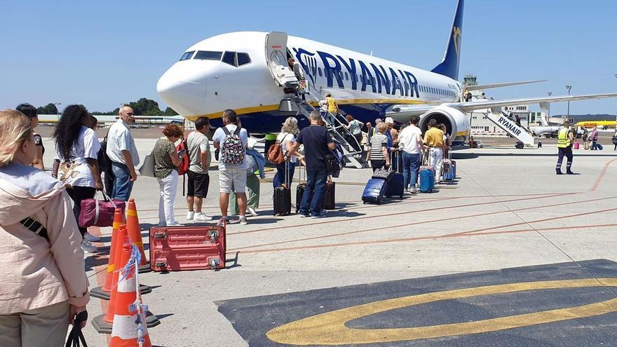 Tijeretazo de Ryanair en Santiago: la &#039;low cost&#039; suprime ocho rutas internacionales