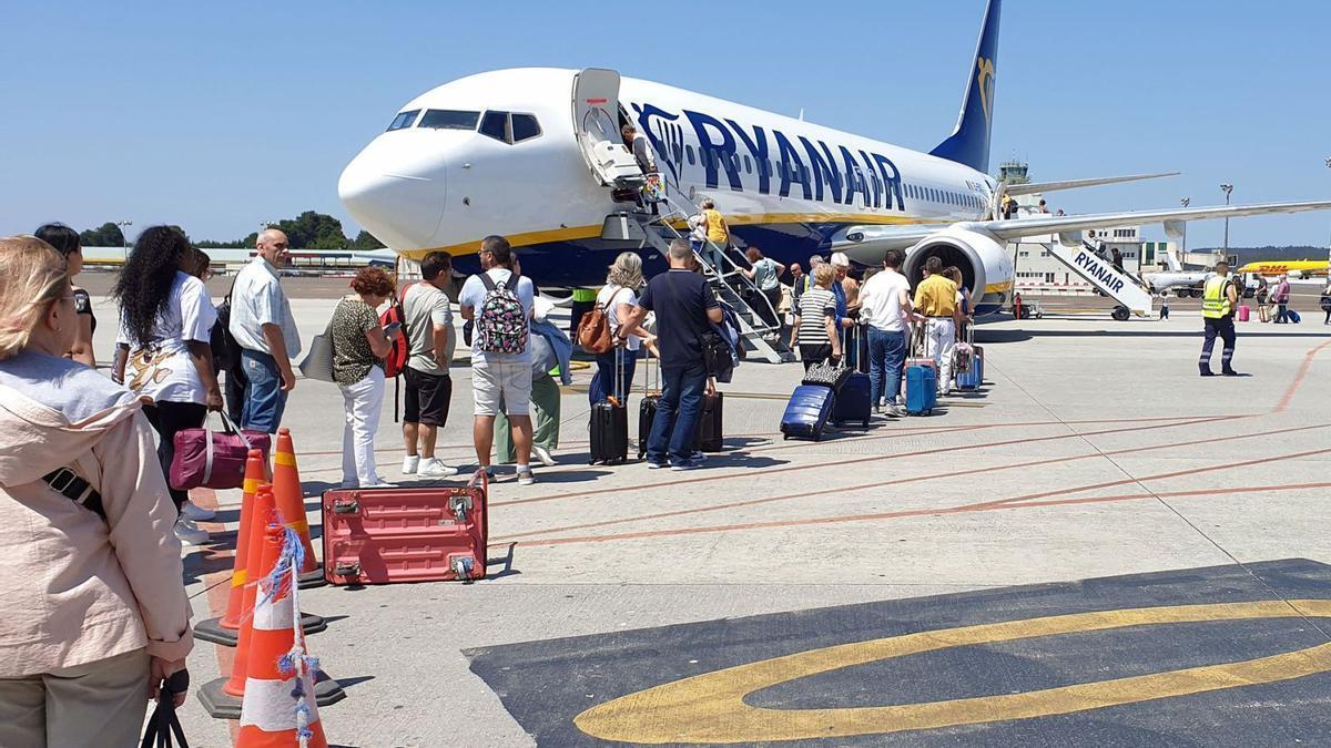 Pasajeros embarcando en un avión de Ryanair en el aeropuerto de Rosalía de Castro, en Santiago.