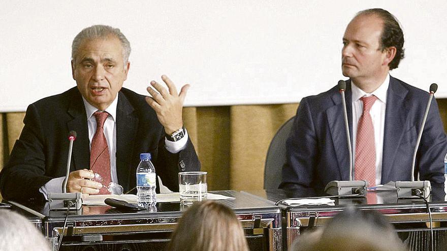 Por la izquierda, Luciano Parejo y Alejandro Huergo Lora, ayer, en la Facultad de Derecho.