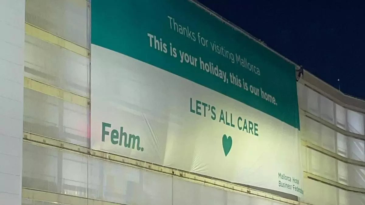 Los hoteleros de Mallorca instalan una gran lona en el aeropuerto para pedir a los turistas que respeten a los residentes