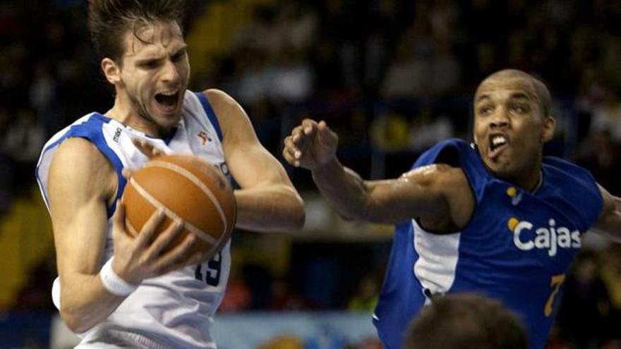 Tyrone Ellis, a la derecha, lucha con Stojic en un partido de hace dos temporadas.