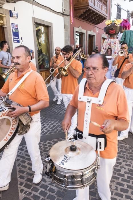 Fiestas del Pino en Teror: Subida de la Bandera en la Basílica