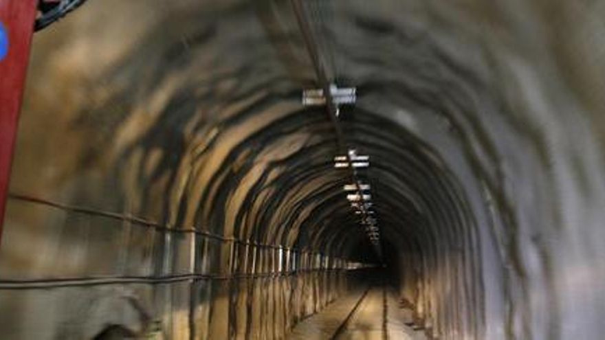 La part de la catenària de l&#039;interior del túnel de Toses (Ripollès) per on hi circulen els trens de l&#039;R3 en direcció a Puigcerdà