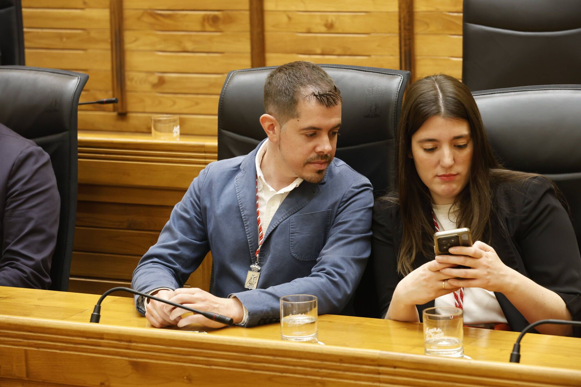 EN IMÁGENES: Gijón honra a sus vecinos ejemplares, ahora sí, tras la interrupción provocada por el apagón