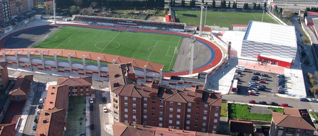 Vista del campo de fútbol de Mieres y del entorno del barrio de San Pedro.