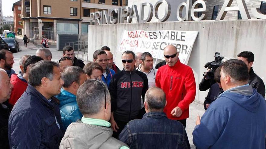 Trabajadores de Agalsa, ayer, frente al Palacio de Justicia de Gijón.