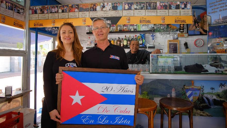 Ángel Borges junto a su mujer y un trabajador en La Esquinita Cubana esta semana.