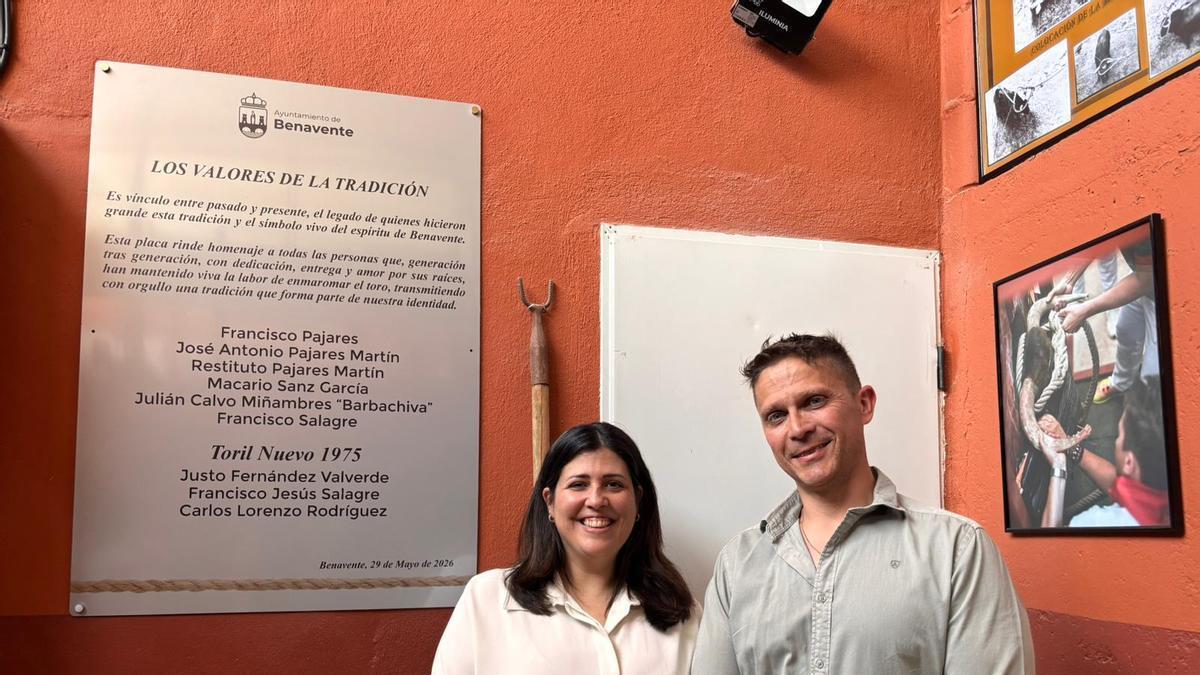 La alcaldesa, Beatriz Asensio, y el concejal de Fiestas, Alberto Lorenzo, posando junto a la placa conmemorativa.
