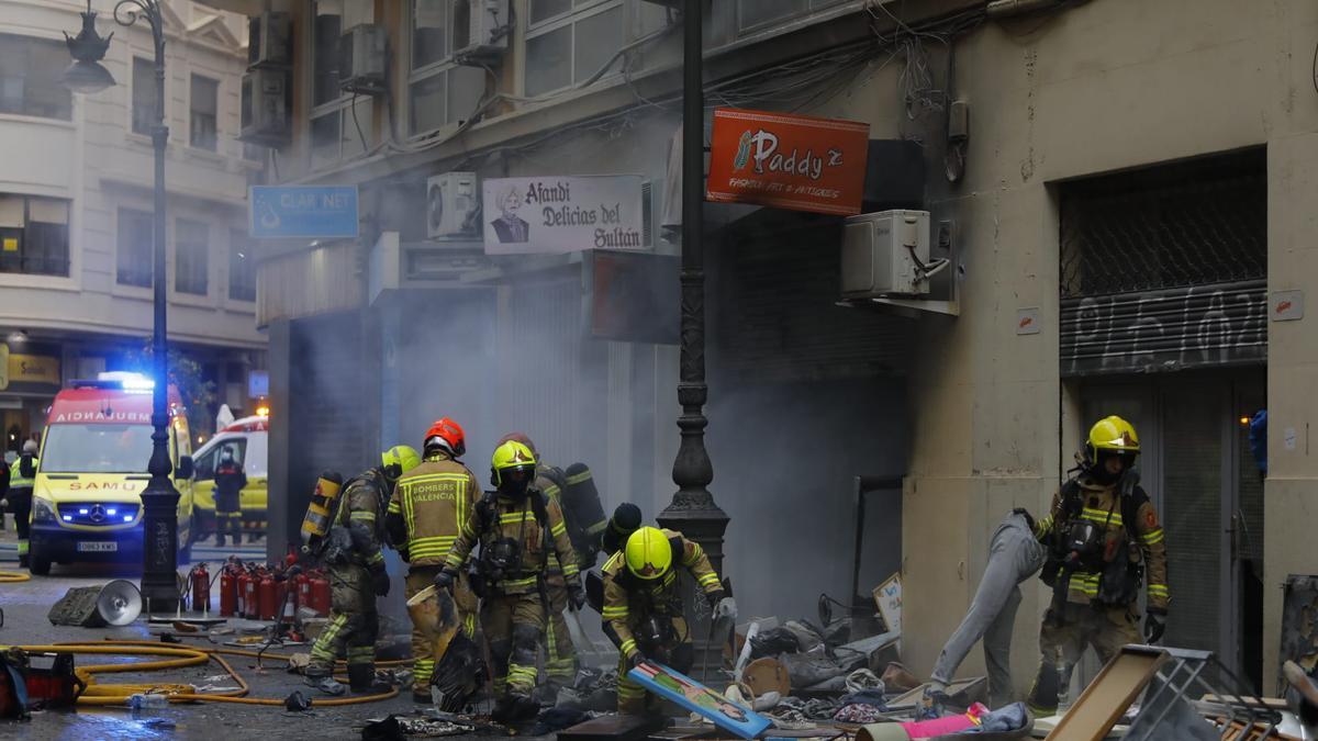 Un aparatoso incendio en Velluters deja un herido y calcina todo el local