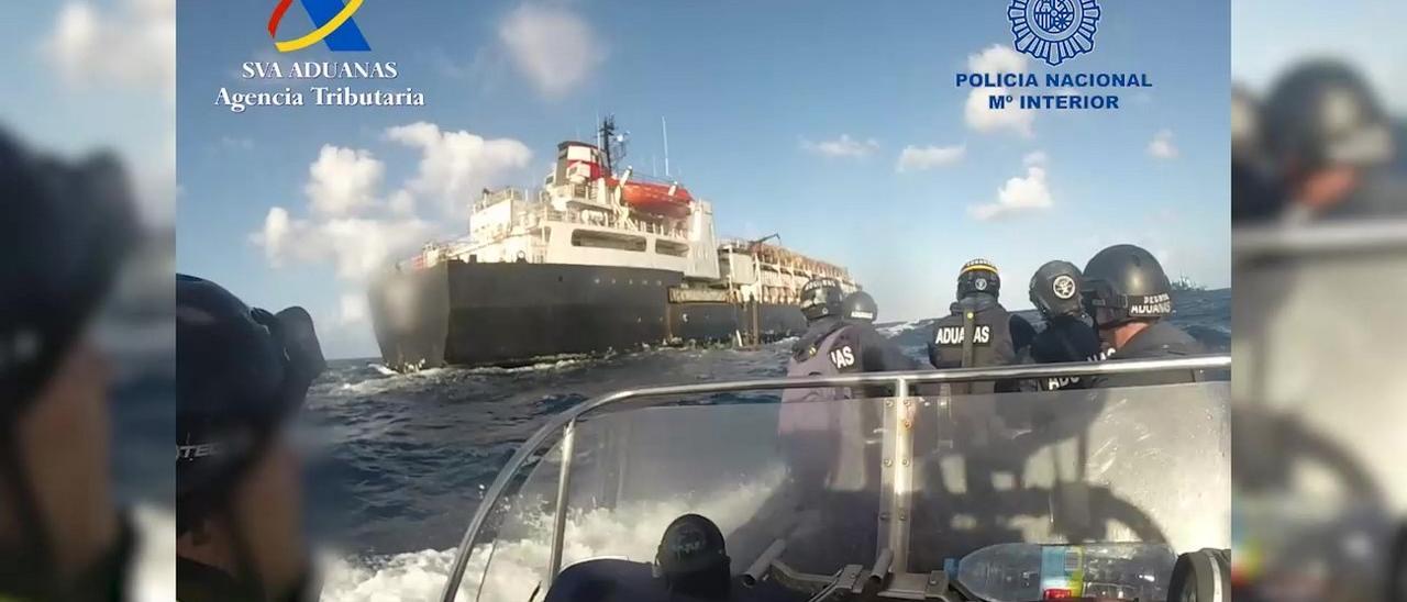 Así fue el impresionante abordaje de un barco con 4.500 kilos de cocaína interceptado en Canarias en enero.