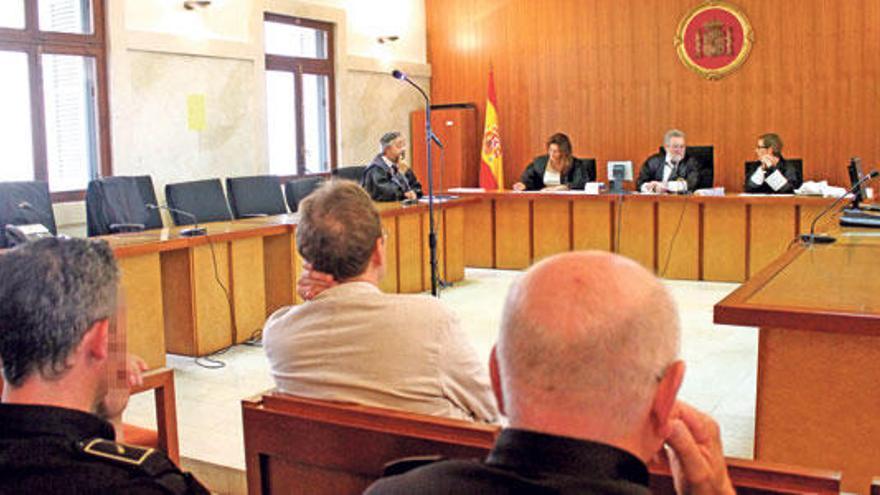 El agresor, de 50 años de edad, ayer durante el juicio en la Audiencia de Palma.