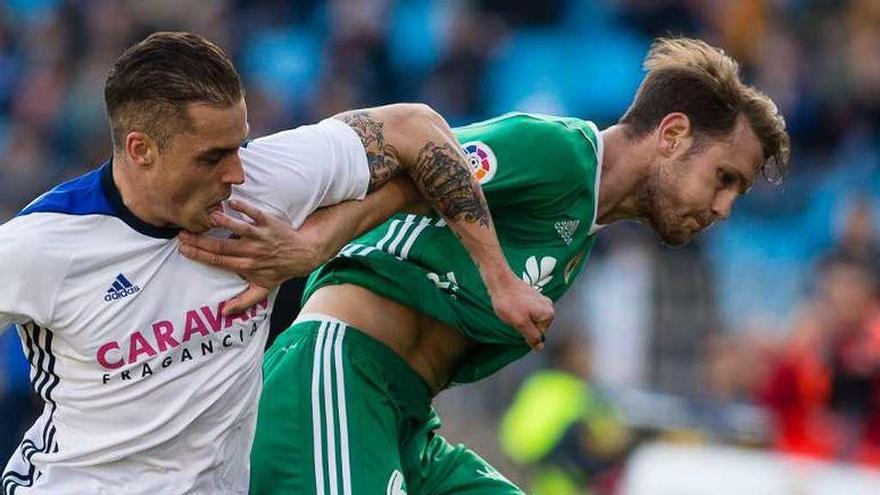 Carlos Hernández pugna por un balón con Pombo.