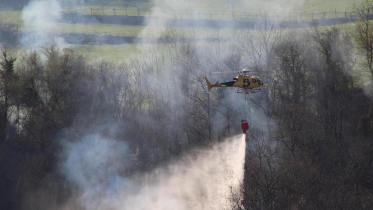 El helicóptero del 112, apagando un incendio en Sobrescobio, en una imagen de archivo.