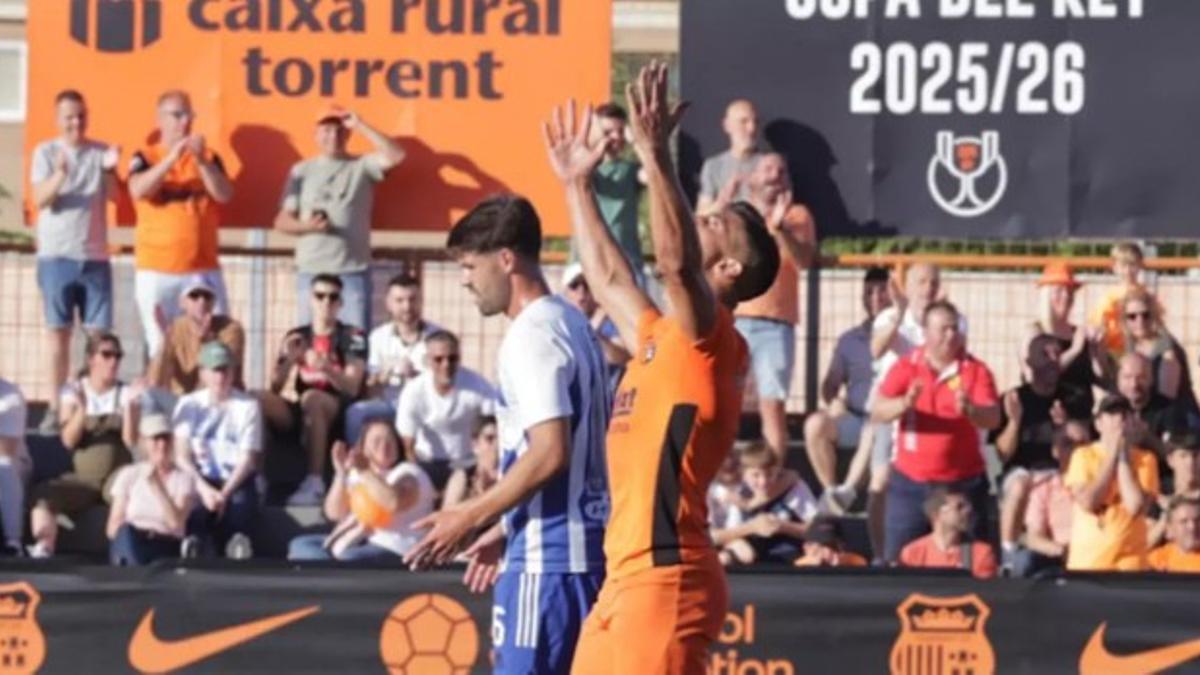 Un jugador del Torrent, lamentando una jugada.