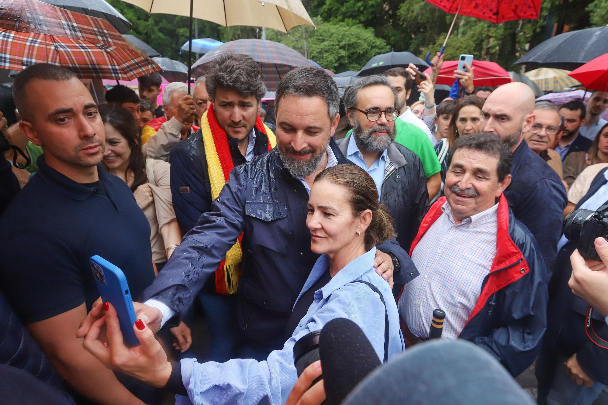 Baño de masas de Abascal en mitad de la lluvia en Orihuela