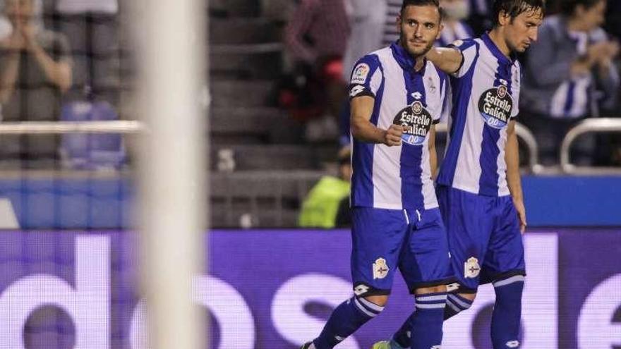 Lucas, junto a Mosquera, tras su gol al Eibar la pasada campaña.