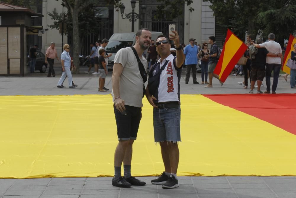 Caravana de vehículos con banderas españolas en València