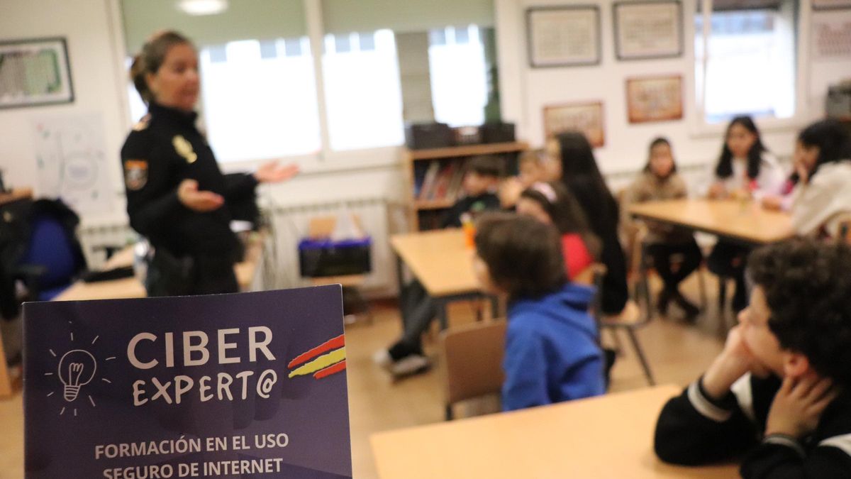 Un taller de la Policía Nacional sobre el uso seguro de Internet para alumnado
