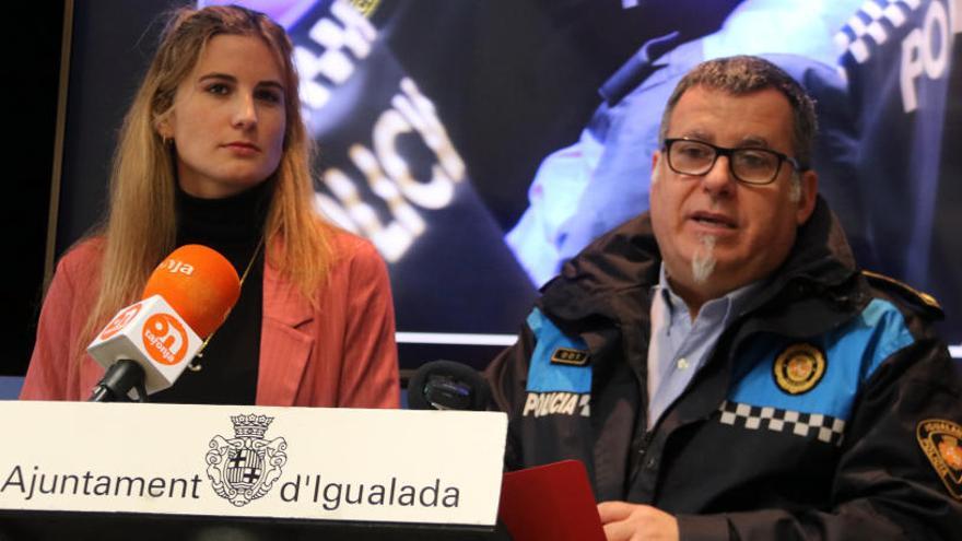 La regidora de Governació, Carlota Carner, i el cap de la Policia Local d&#039;Igualada, Jordi Dalmases.