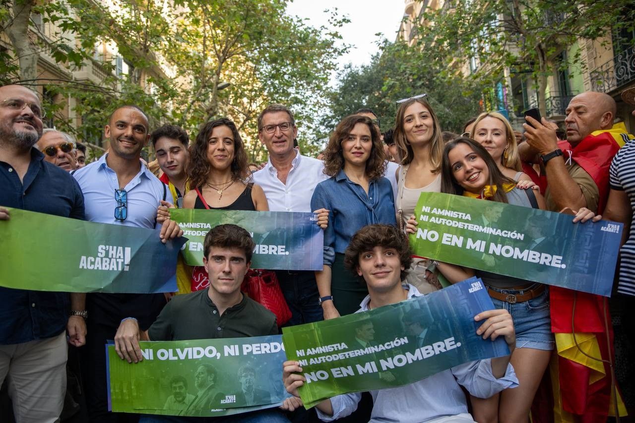 Feijóo con miembros de S'ha Acabat antes de la manifestación, junto a Ayuso