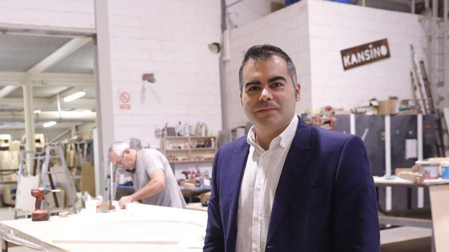 David Martínez, en el taller de Proasur, ubicado en el polígono industrial de Olloniego, Oviedo. | MIKI LÓPEZ