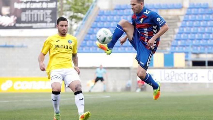 Marc Fernández, en una acció en el partit de dissabte contra el Lleida Esportiu.