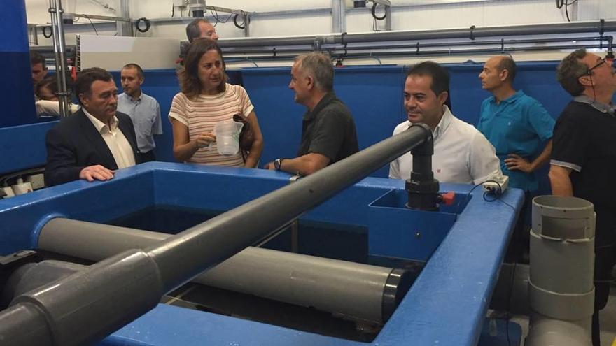 Galicia se fija en la producción sostenible de agua y peces de Lorquí