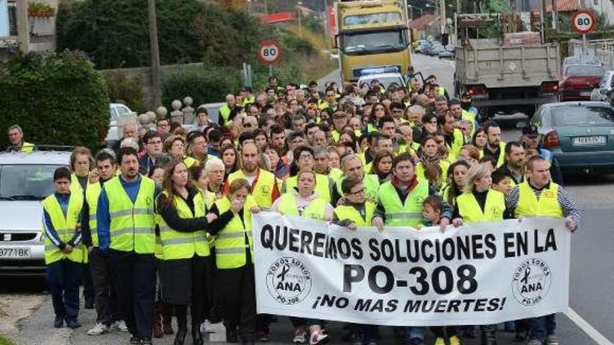 Una manifestación a favor de la seguridad vial en Poio. // Rafa Vázquez