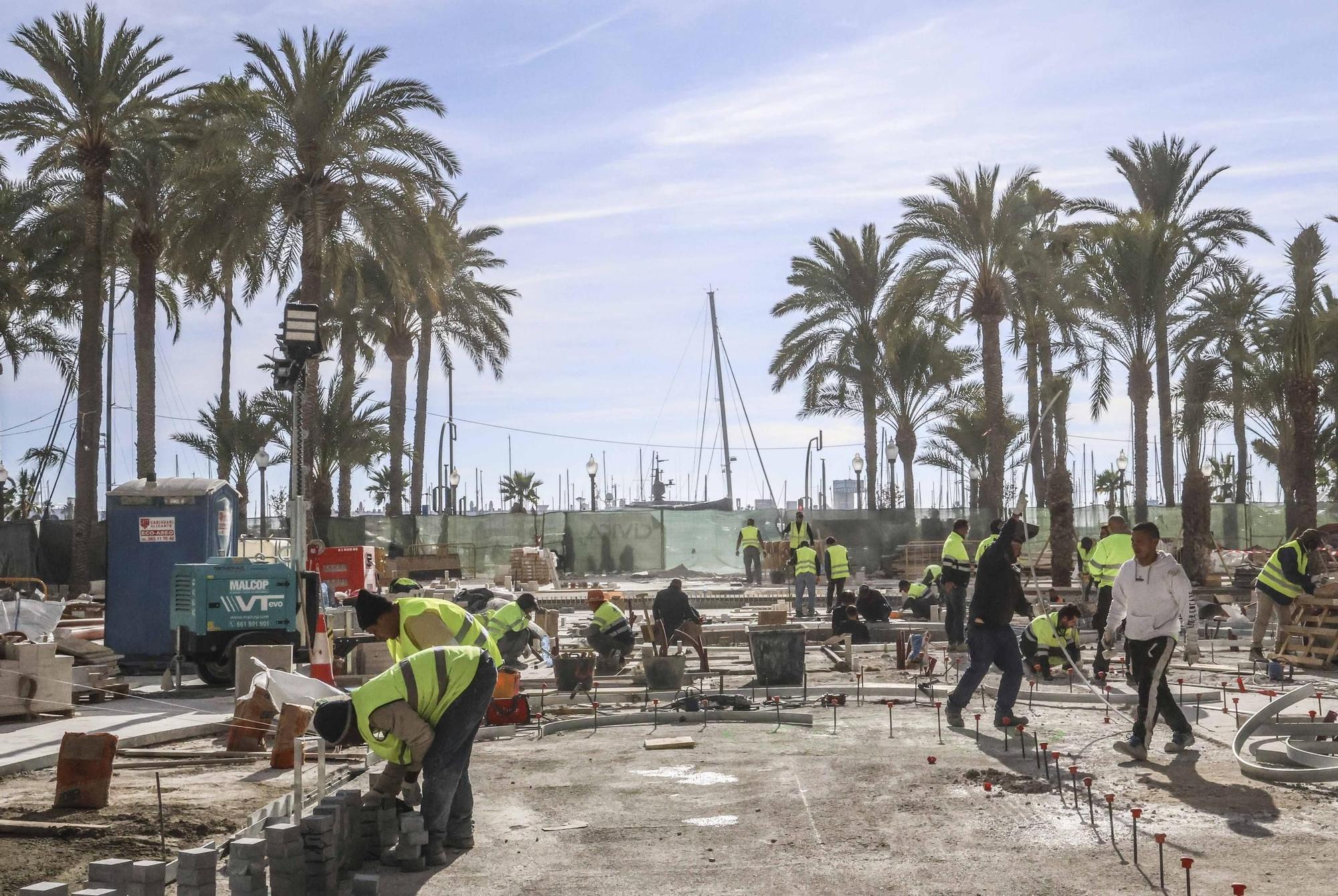 Operarios trabajando de día y de noche en el fondo de saco de la Explanada