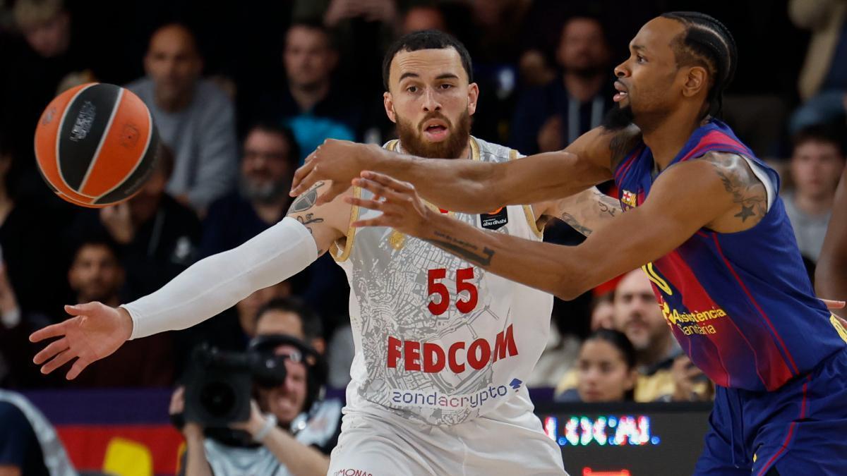 Mike James empujó a Elie Okobo al final del partido Mónaco-Fenerbahce