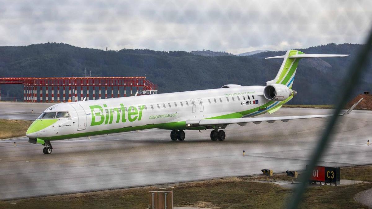Avión de la aerolínea Binter en el aeropuerto de Vigo