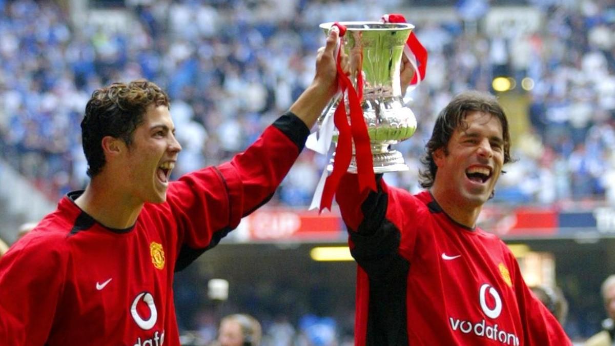 Cristiano y van Nistelrooy celebrando la Copa de la Liga juntos en la temporada 2005-06