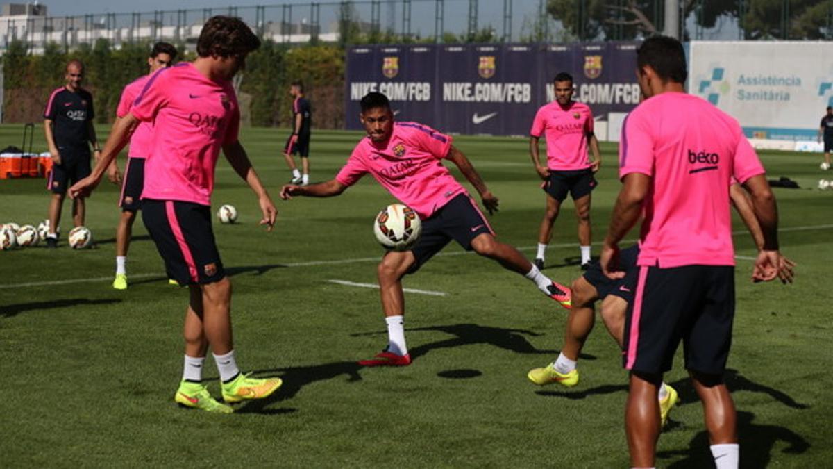 Neymar, durante el entrenanamiento en la ciudad deportiva de Sanr Joan Despí