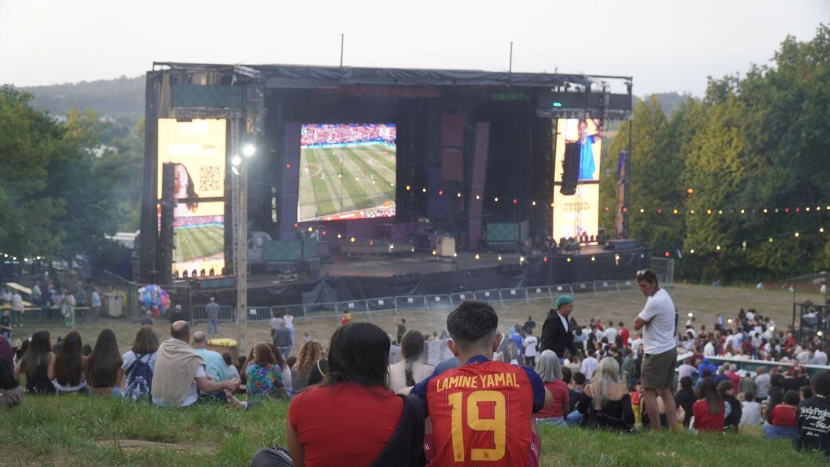 Retransmisión del España - Bélgica en las pantallas de la Panorama en Mosteirón
