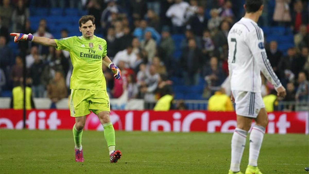 Casillas, diciendo a Cristiano Ronaldo que acudiera al centro del campo