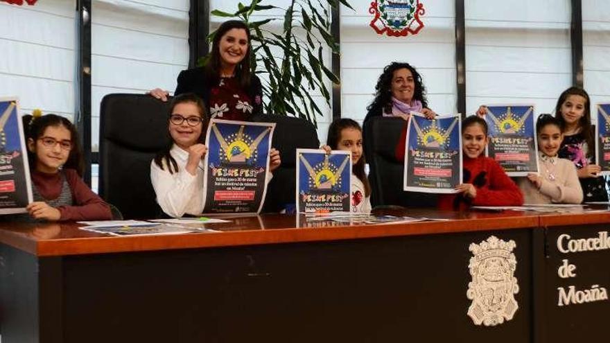 Sabela Pena, Carmen Nogueira, Carla Méndez, Sara Juncal, Vania Cruz y Emma Rial con la alcaldesa y la edil de benestar Social, ayer en la presentación con el cartel en las manos. // Gonzalo Núñez