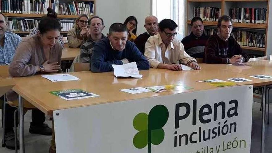 Acto de lectura del manifiesto en la biblioteca municipal.