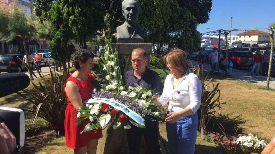 Filgueira, desde la izquierda, Leiceaga y Cancela, ayer ante el monumento a Castelao de Rianxo. // FdV