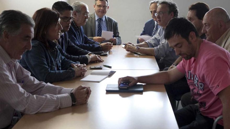 Vecinos, concejales y hosteleros, durante la reunión de ayer en el Cristo.